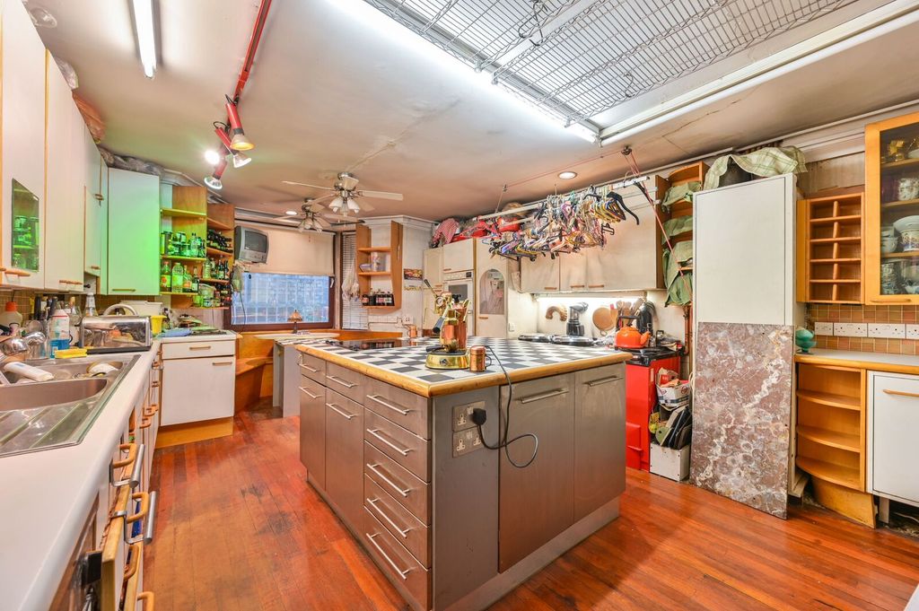 Property photo 3 of 11