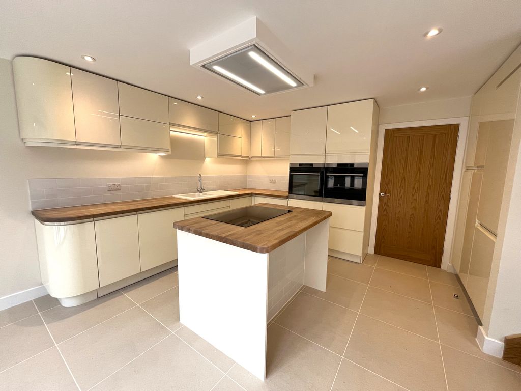 Property photo 3 of 25 Kitchen