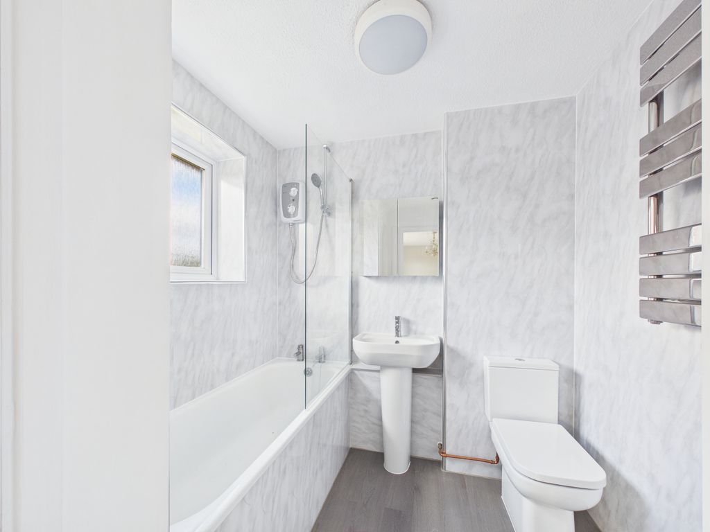 Property photo 3 of 9 Bathroom