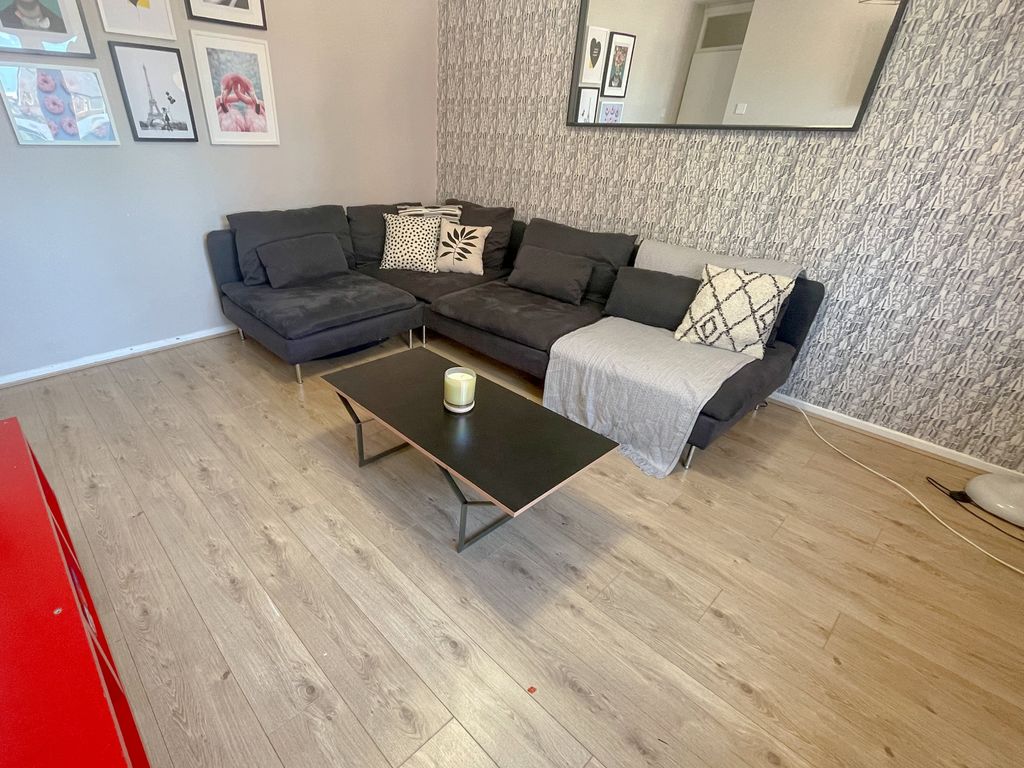 Property photo 1 of 11 74B Parliament (9)