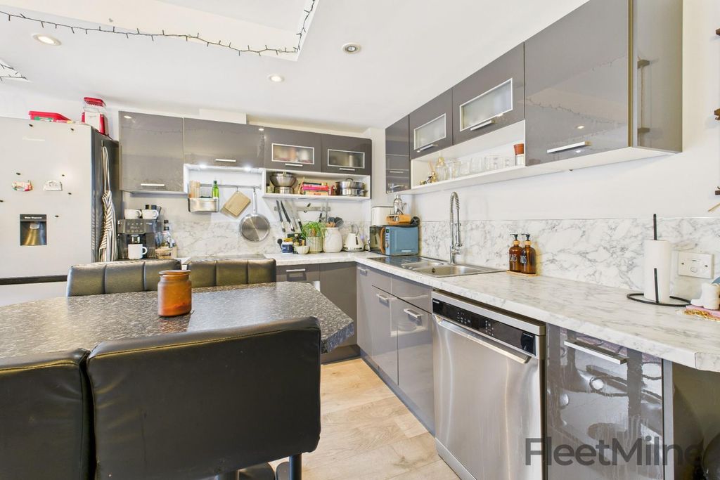 Property photo 2 of 16 Integrated Kitchen