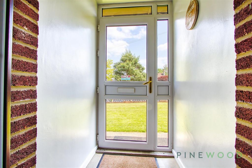 Property photo 3 of 39 Entrance Hall