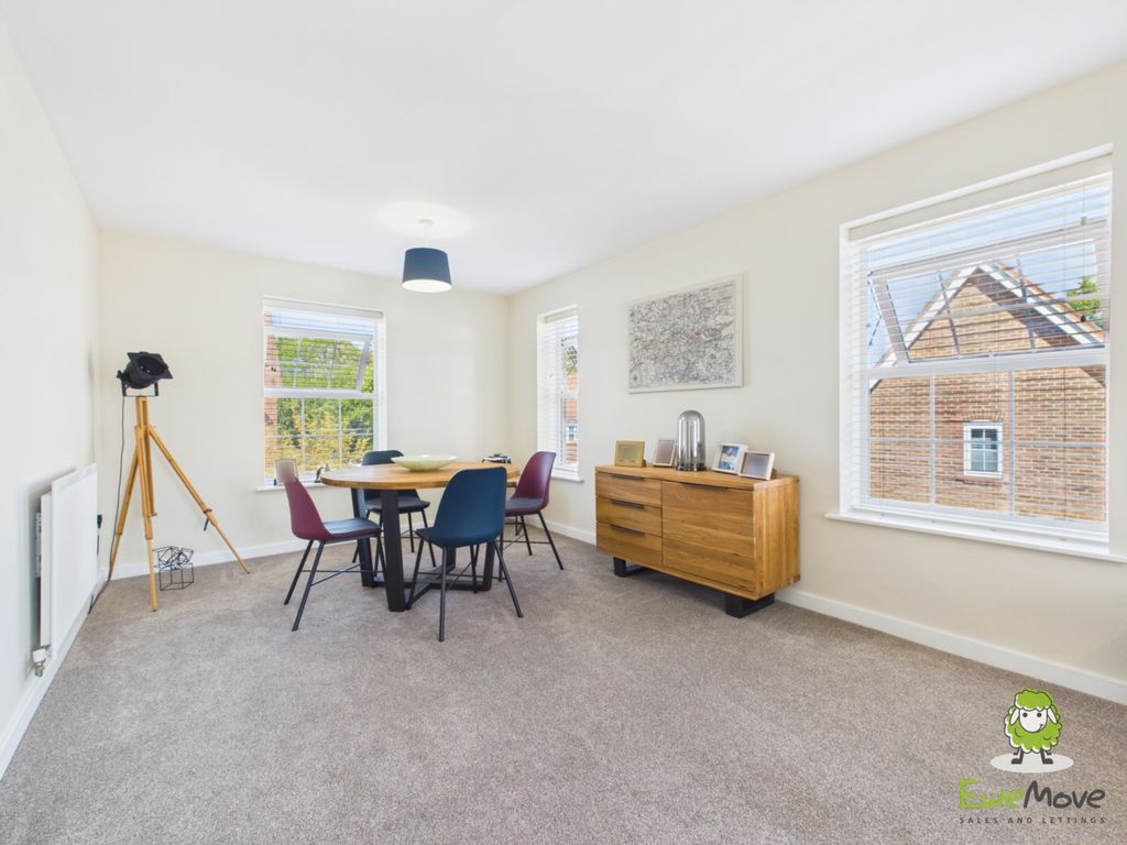Property photo 3 of 13 Ewemove Estate Agents Basingstoke