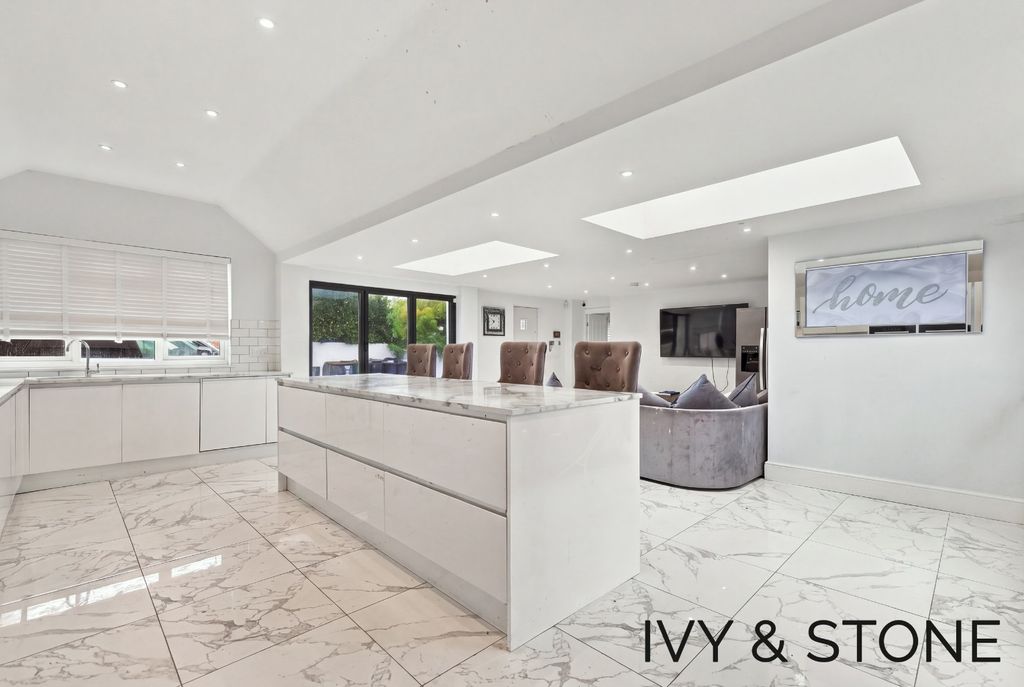 Property photo 2 of 41 5901503