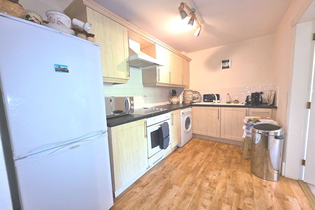 Property photo 3 of 7 Kitchen