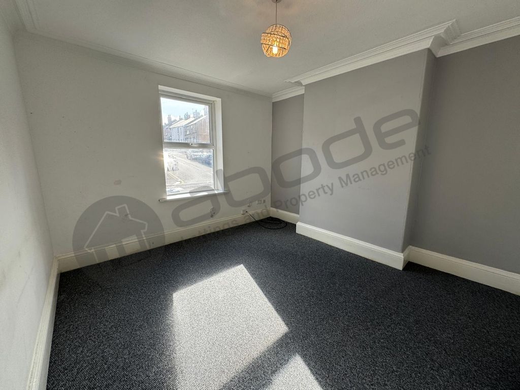 Property photo 3 of 18 Living Room