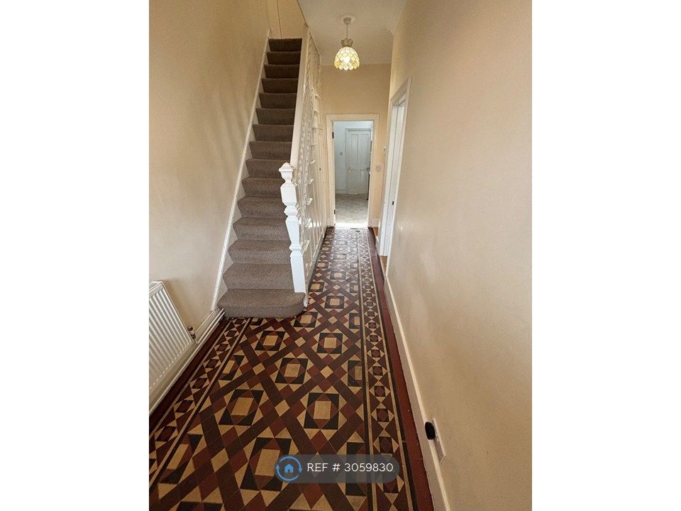 Property photo 2 of 11 Hallway
