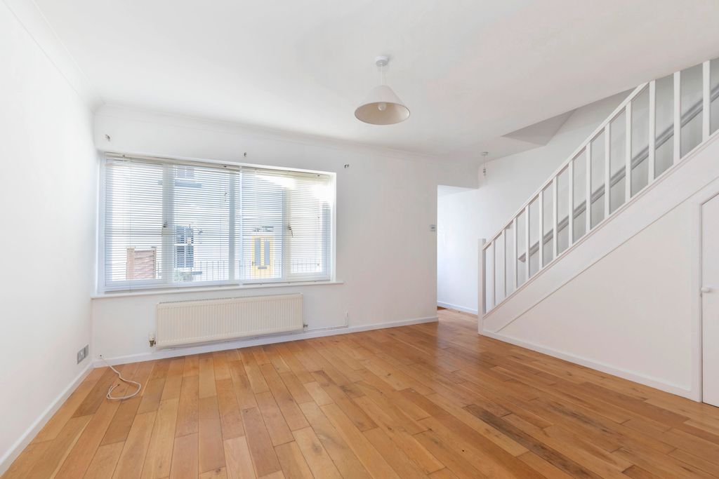 Property photo 2 of 10 17 Victoria Retreat-02