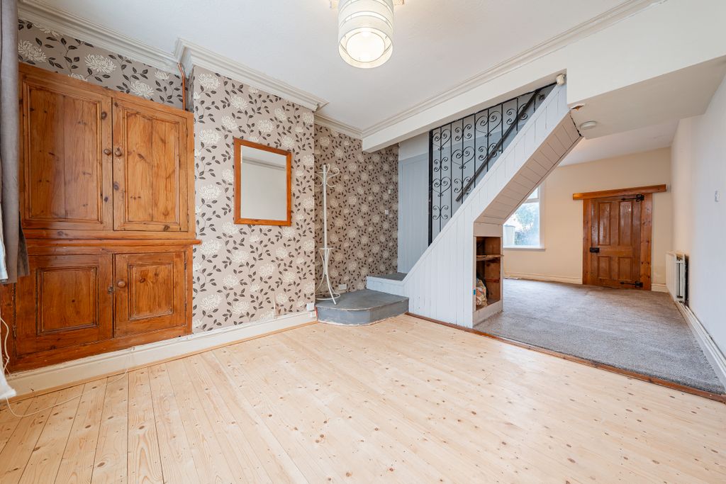 Property photo 2 of 16 .