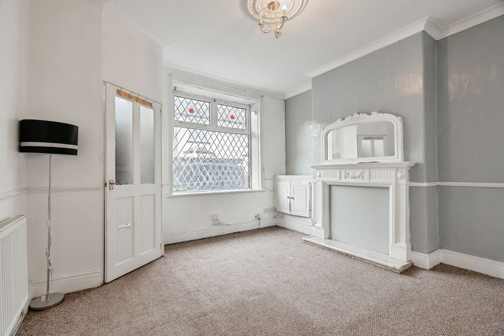 Property photo 2 of 16 Lounge