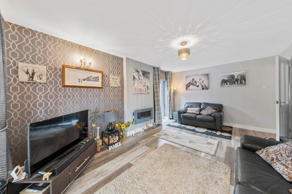 Property photo 2 of 25