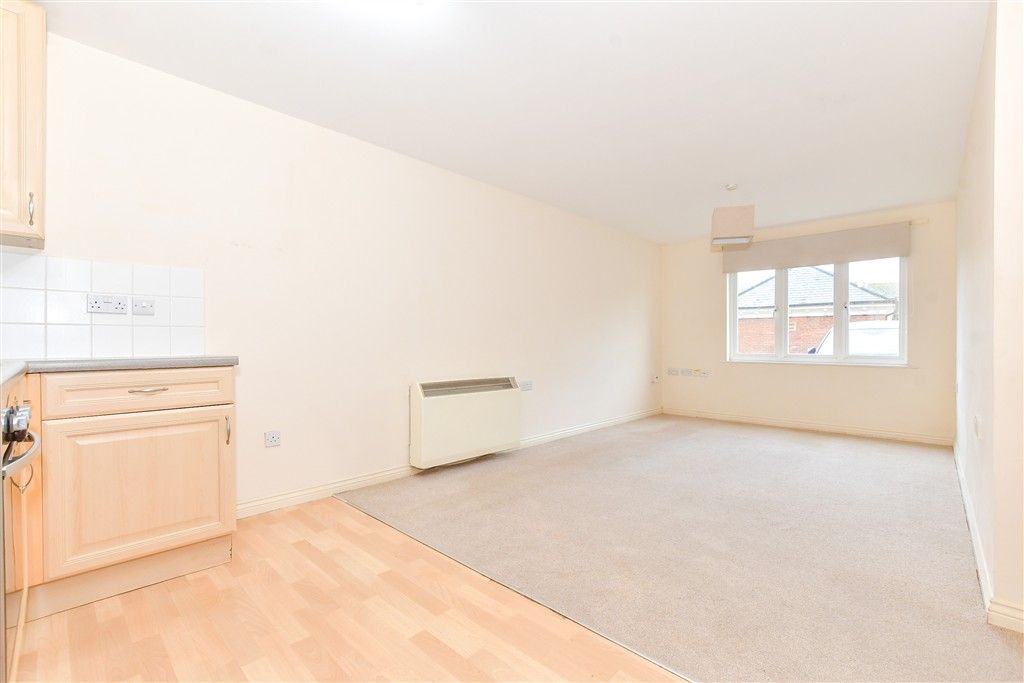 Property photo 3 of 8 Lounge/Dining Area