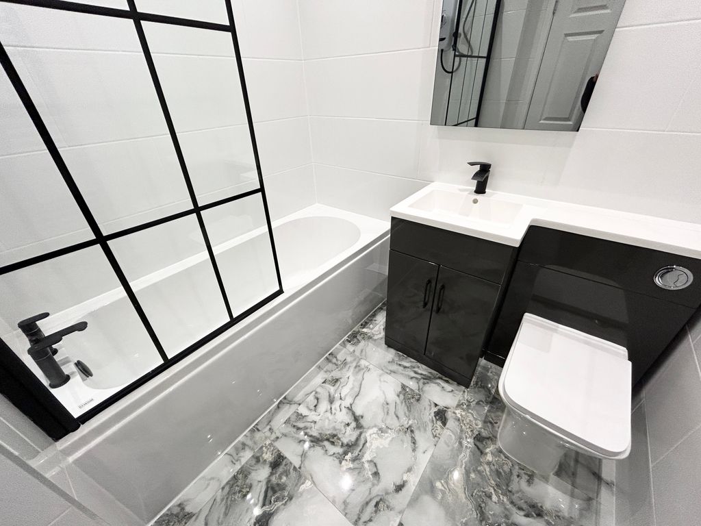 Property photo 2 of 11 Bathroom