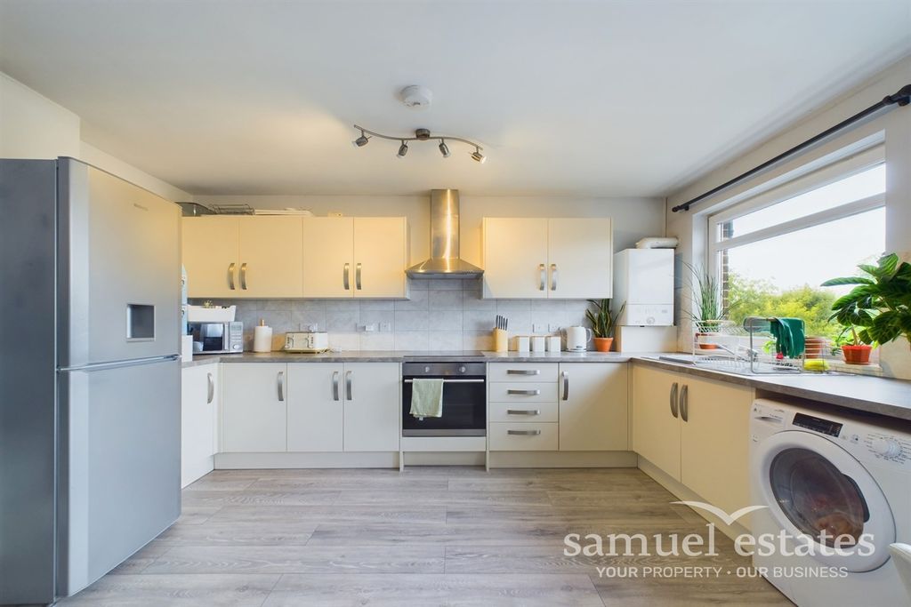 Property photo 3 of 9 Kitchen