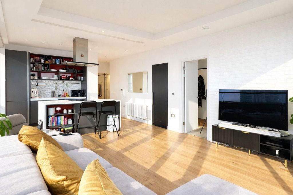 Property photo 1 of 11 Flat For Sale In London City Island E16