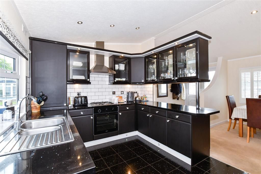 Property photo 3 of 10 Kitchen