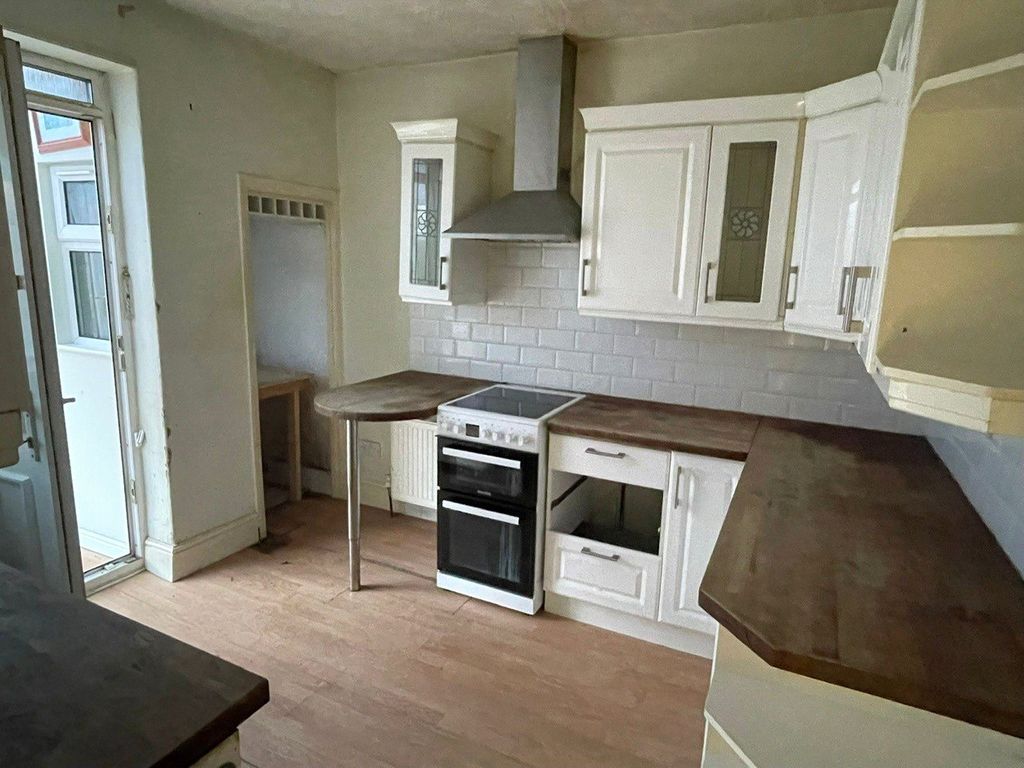 Property photo 3 of 11 Kitchen