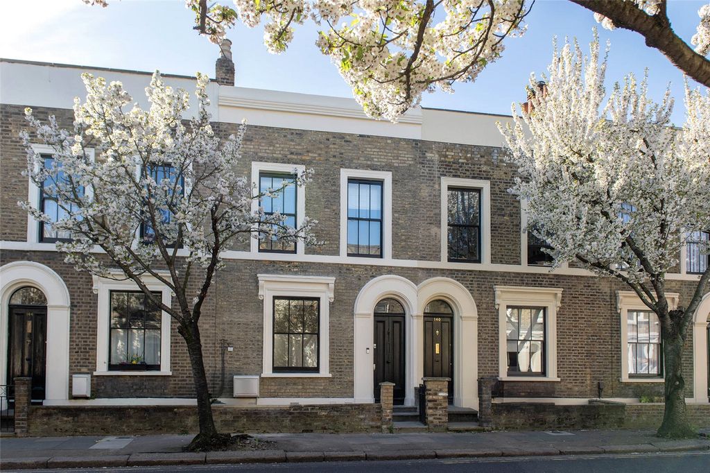 Property photo 1 of 17 Old Ford Road, E2