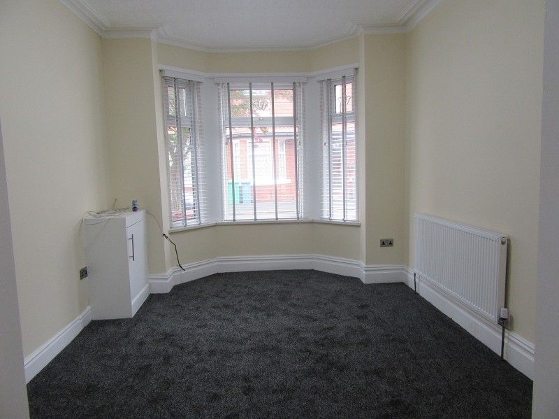 Property photo 2 of 11 Through Lounge (Front)
