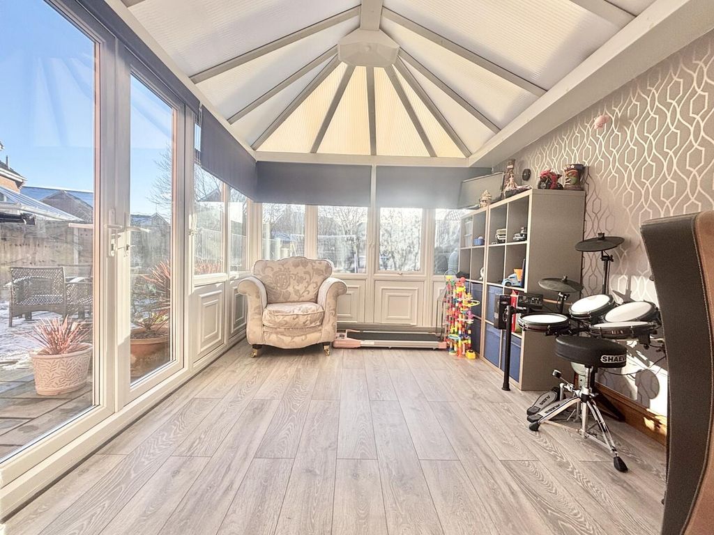 Property photo 3 of 14 Conservatory