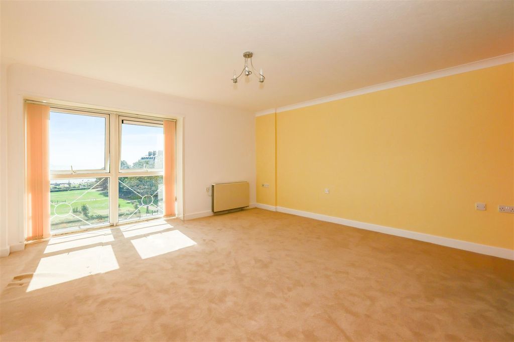 Property photo 2 of 18 Living Space