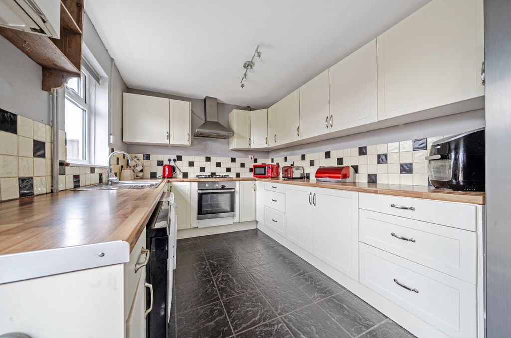 Property photo 3 of 17 6-681ce29d42Cea-1287639-Arw-6