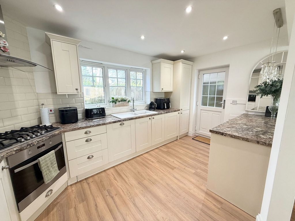 Property photo 3 of 27