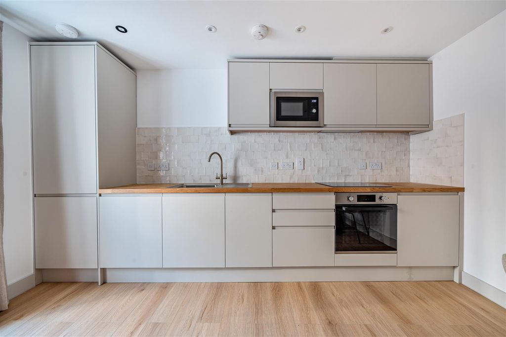 Property photo 2 of 9 1437476-5-69c55c3E12842.Jpg