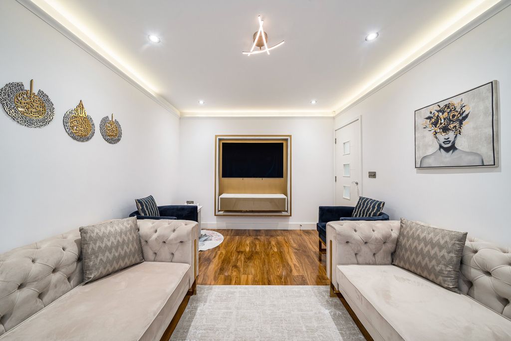 Property photo 3 of 20 1395765-12-696672...