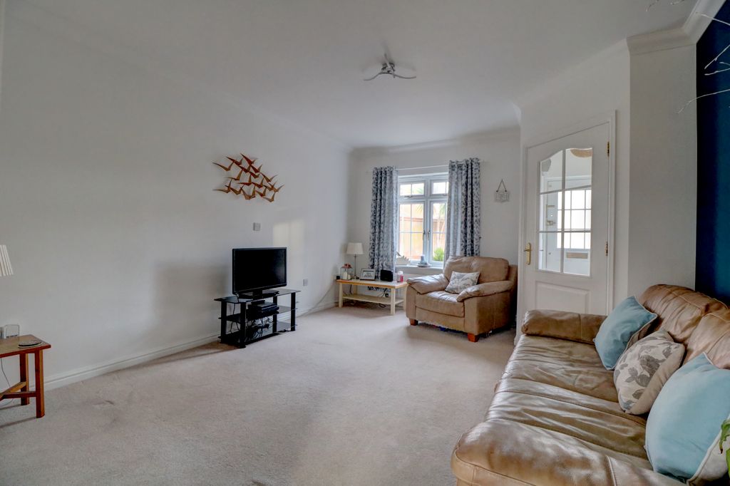 Property photo 2 of 12 Lounge