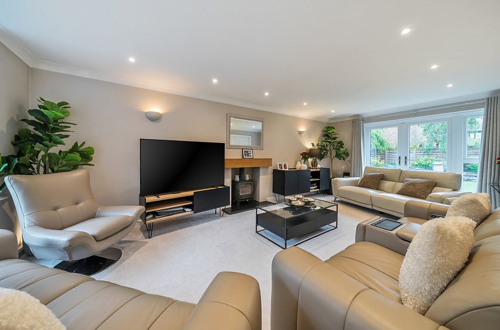 Property photo 2 of 16 1303505-17-683ee6...