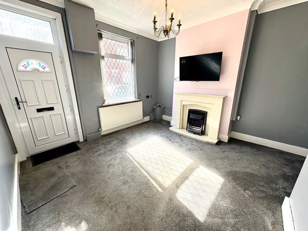 Property photo 2 of 16 Lounge