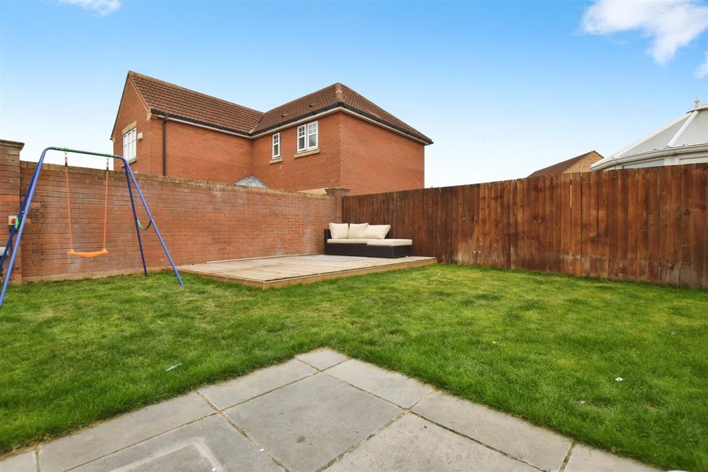 Property photo 3 of 21 Gardens