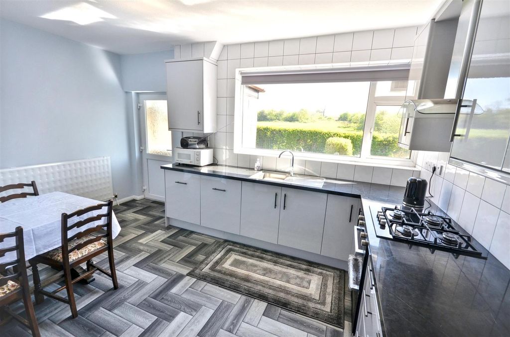 Property photo 3 of 17 Kitchen