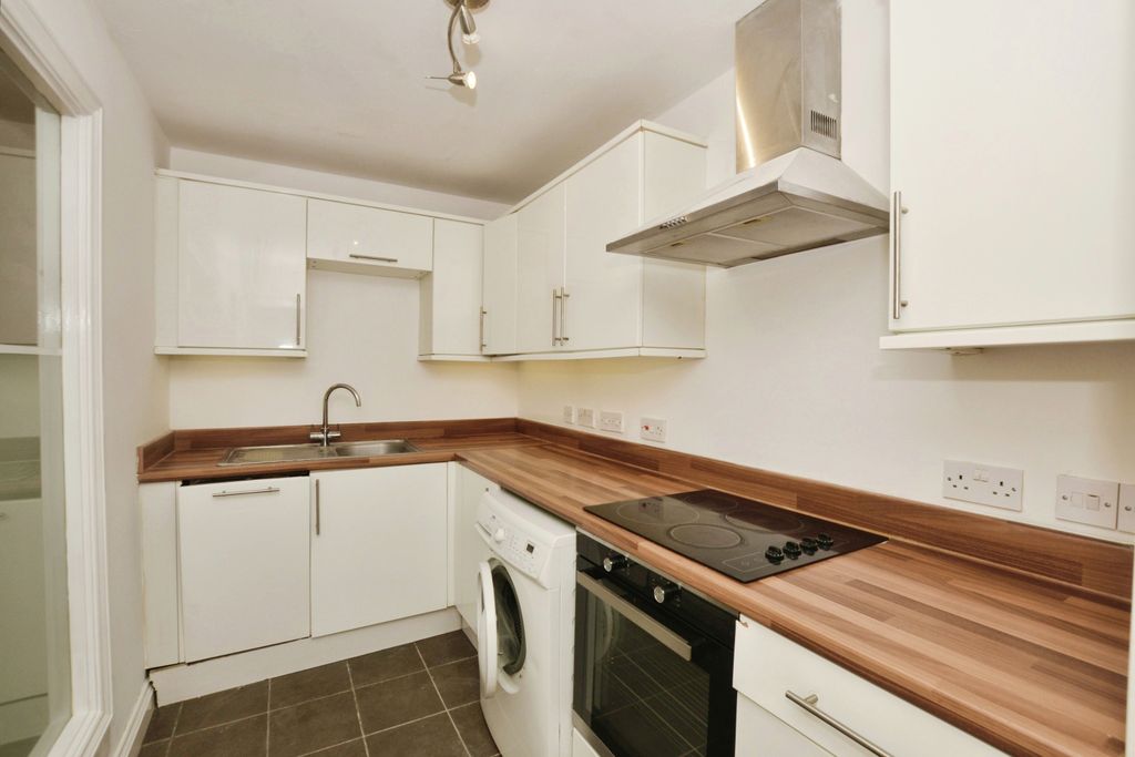 Property photo 2 of 8 Kitchen