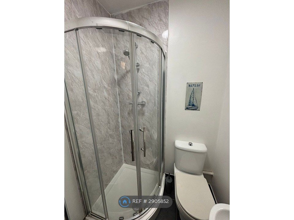 Property photo 2 of 15 Ensuite 1