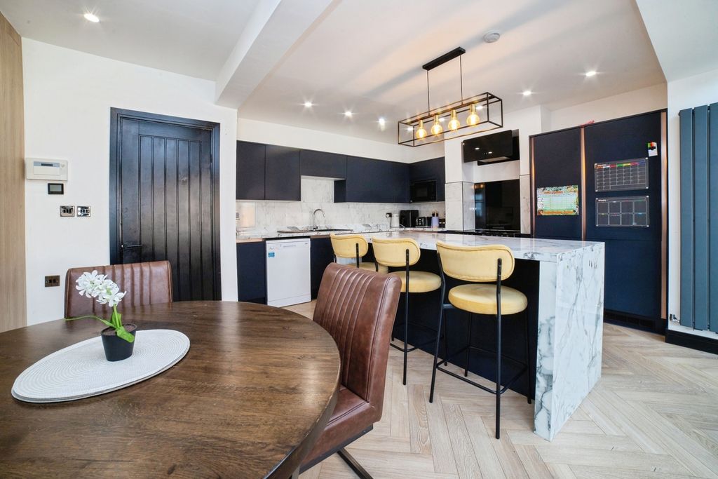 Property photo 3 of 19 Pbox-Img.Jpg