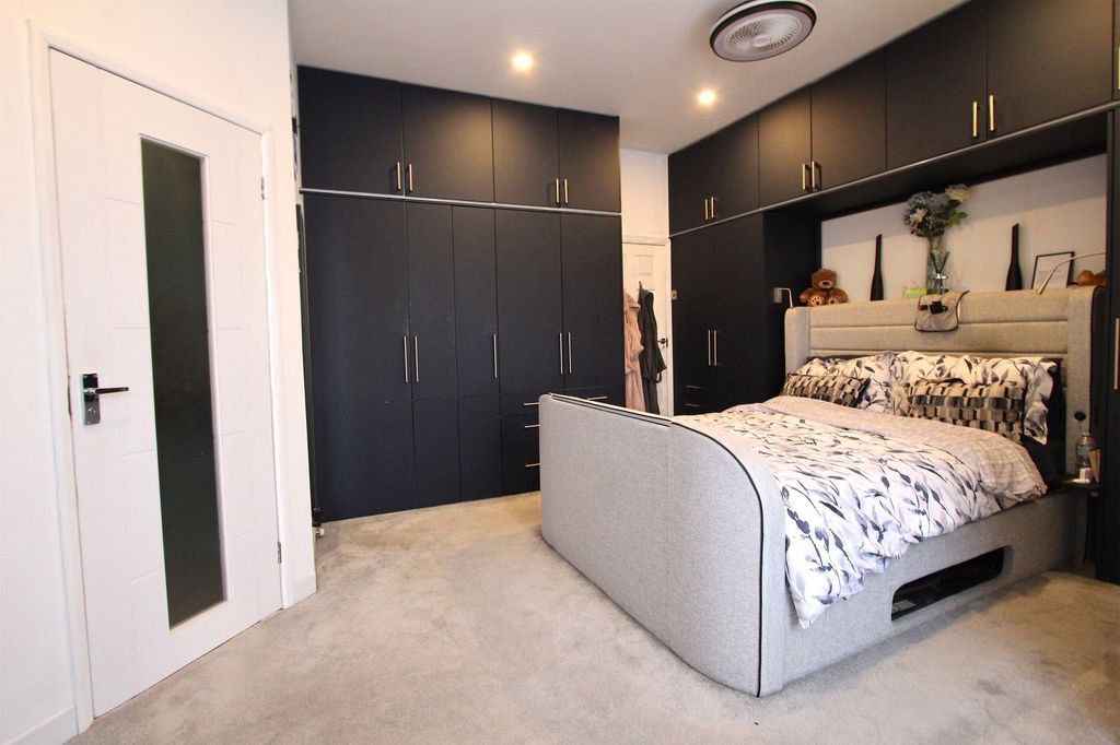 Property photo 2 of 20 Main Bedroom