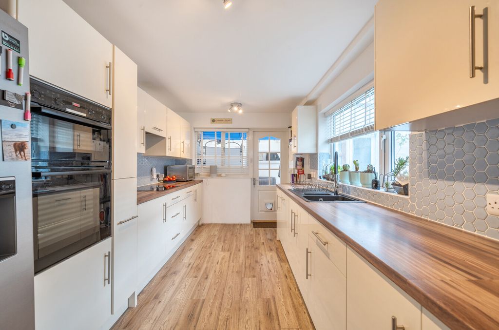 Property photo 3 of 31 1428730-18-69c174...