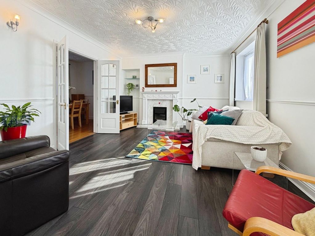 Property photo 3 of 27 Lounge