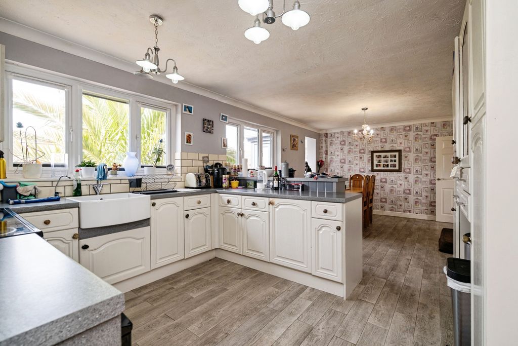 Property photo 3 of 20 Kitchen