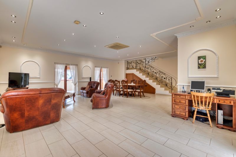 Property photo 3 of 26 Lounge Dining