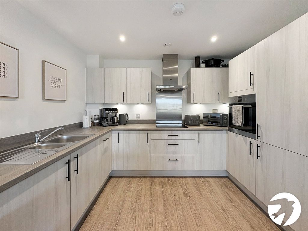 Property photo 3 of 11 Kitchen