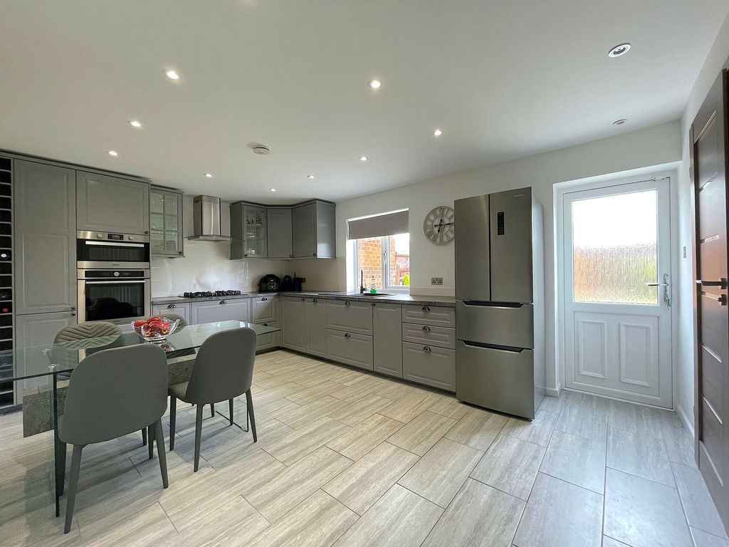 Property photo 3 of 30 Kitchen/Dining Room (1)