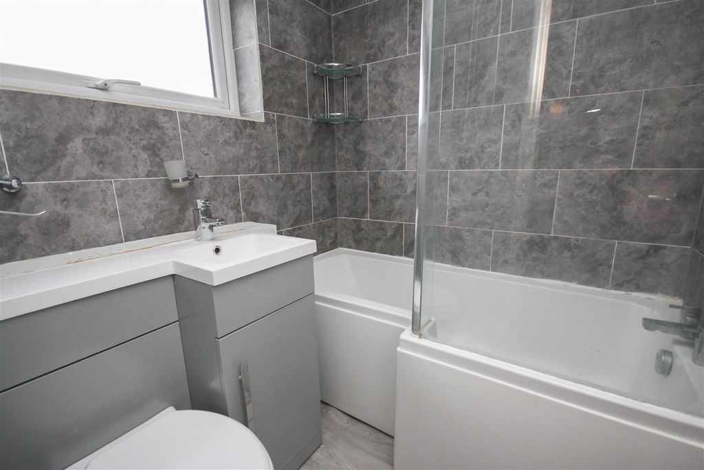 Property photo 3 of 11 Bathroom.Jpg