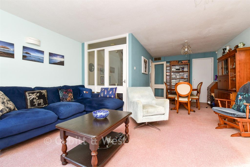 Property photo 1 of 8 Lounge
