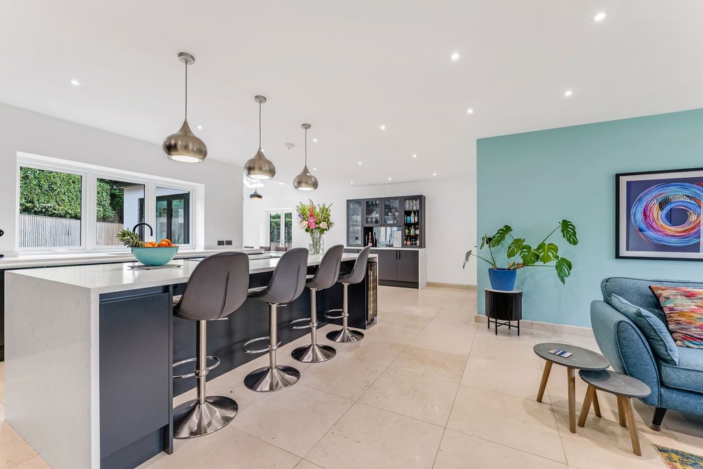 Property photo 2 of 32