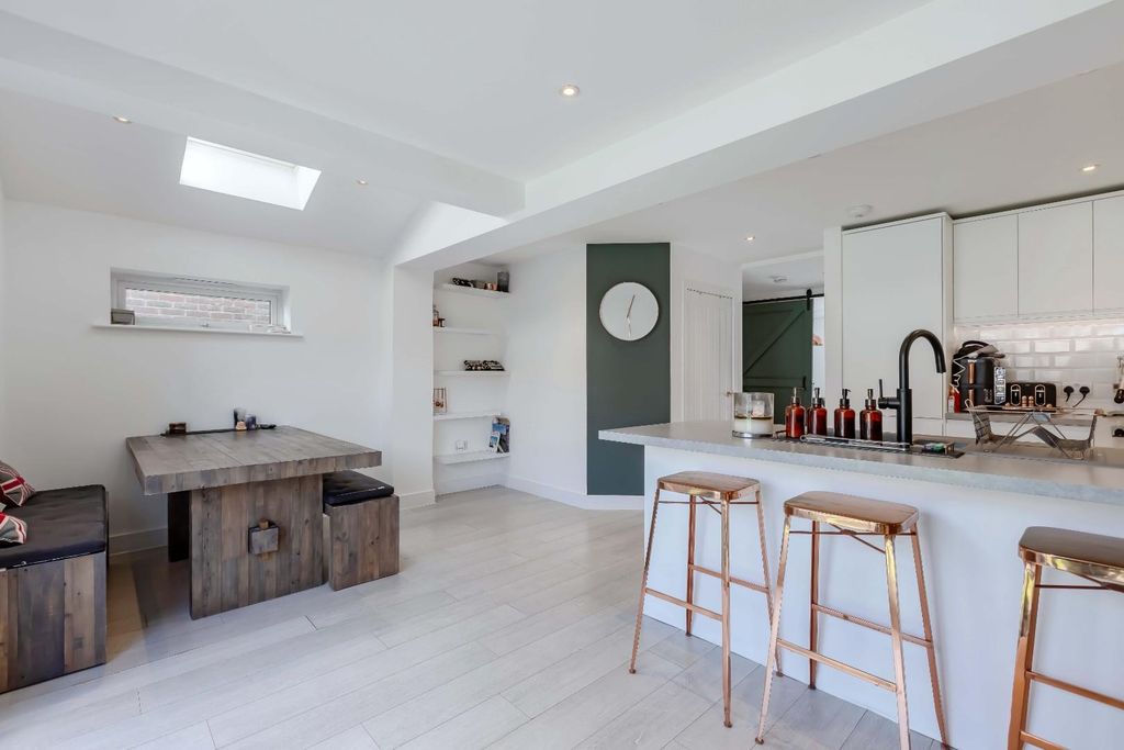 Property photo 2 of 35 The Meadway_22.Jpg