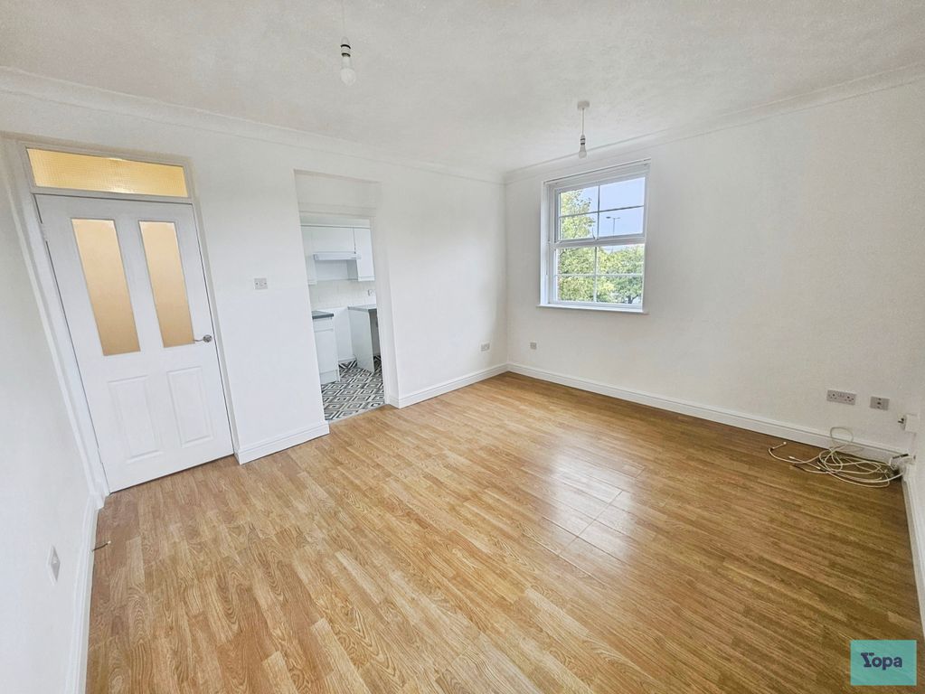 Property photo 3 of 12 Lounge