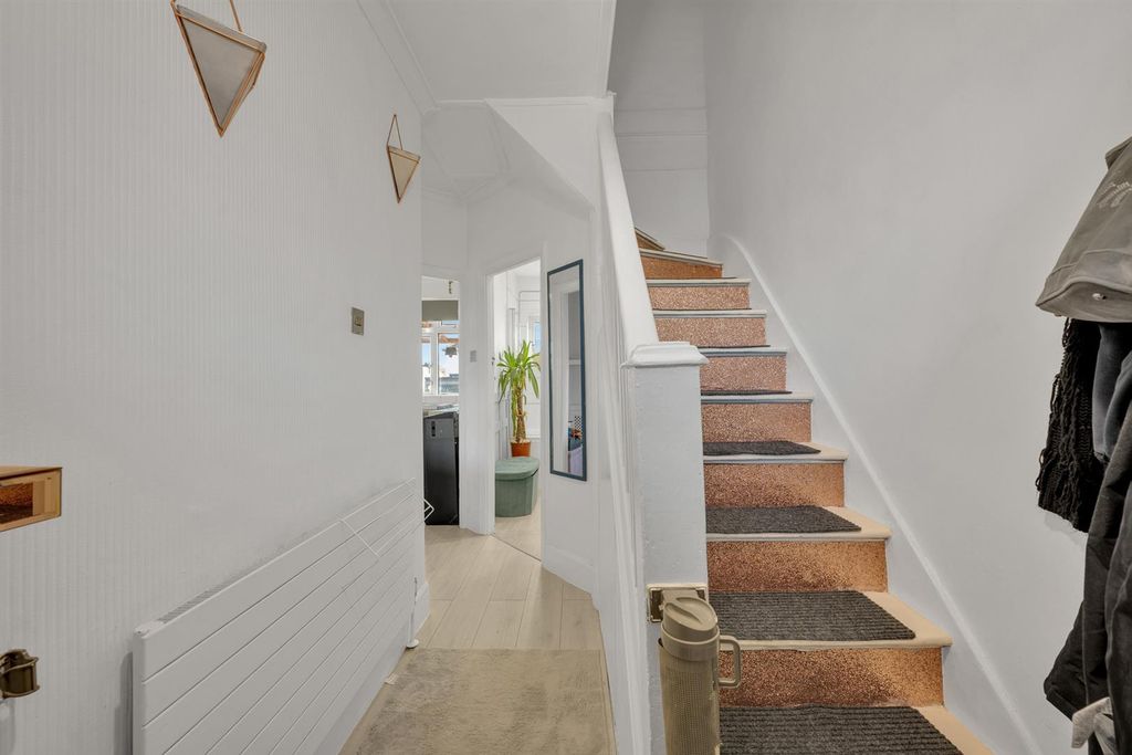 Property photo 2 of 12 Entrance Hall